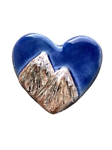 Брошь ручной работы КерамЕлКа «Горы в сердце», синяя, керамика