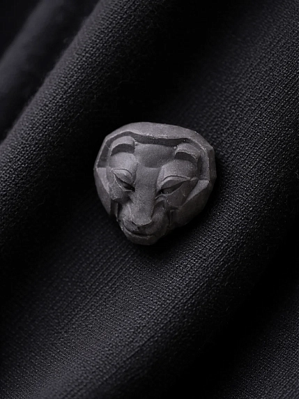 Брошь ручной работы Фарфор Булыгина «Львица» чёрная, фото 3.