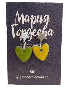 Серёжки-гвоздики Мария Гордеева Сердечки, со звездочками, керамика, жёлто-зелёные