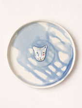 Тарелка ручной работы Мария Гордеева с фигуркой Котик, бело-синяя, полуфарфор, 18 см