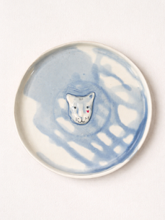 Тарелка ручной работы Мария Гордеева с фигуркой Котик, бело-синяя, полуфарфор, 18 см