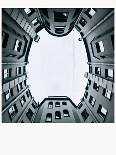 Открытка Маргарита Голуб «Двор-колодец» №1