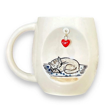 Кружка ручной работы НАДО ЖЕ Спящий котик с подвеской сердечком, керамика, 300 мл, фото 1.