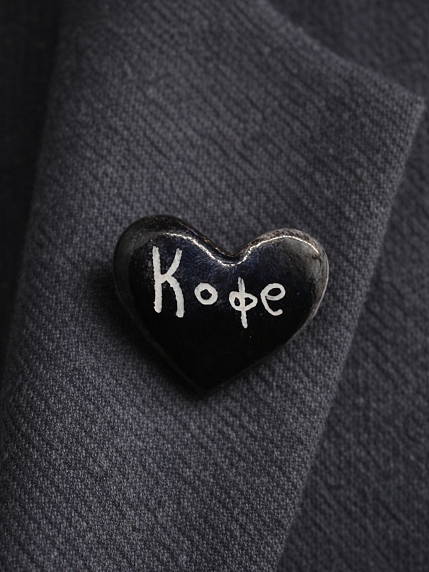 Брошь ручной работы сердечко «Кофе», чёрная, керамика, фото 2.