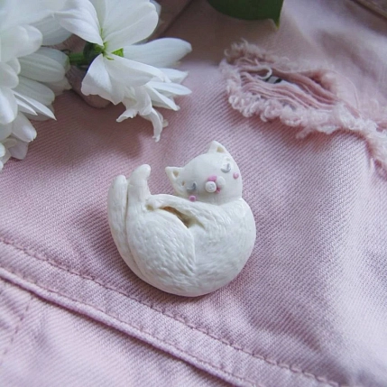 Набор Радость Рядом брошь «Котик» и серёжки-гвоздики «Лапки», белый, полимерная глина, фото 4.