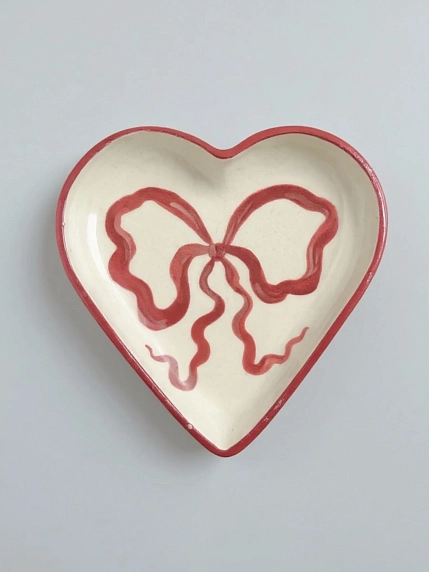 Тарелка ручной работы Йеллоускуп в форме сердечка «Бантик» с красным бортиком, керамика, 13 см, фото 1.