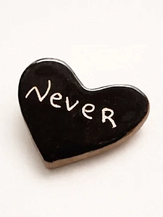 Брошь ручной работы Elizabeth Madar сердечко Never, черный, керамика