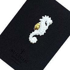Брошь ручной работы Bulygin «Морской конёк», фарфор, бело-золотистая