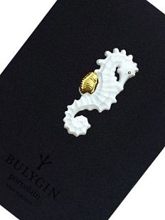 Брошь ручной работы Bulygin «Морской конёк», фарфор, бело-золотистая