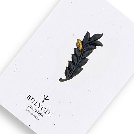 Брошь ручной работы Bulygin «Веточка», фарфор, чёрно-золотистая, фото 1.