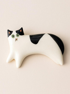 Брошь ручной работы «Лежащий бело-чёрный кот»