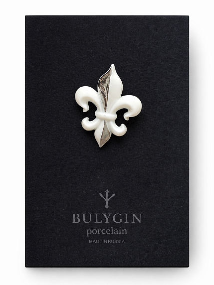 Брошь ручной работы Bulygin «Геральдическая лилия», бело-серебристая, фарфор, фото 1.
