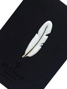 Брошь ручной работы Bulygin «Перо», фарфор, бело-золотистая
