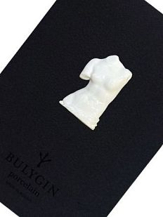 Брошь ручной работы Bulygin «Античный торс», белая, фарфор