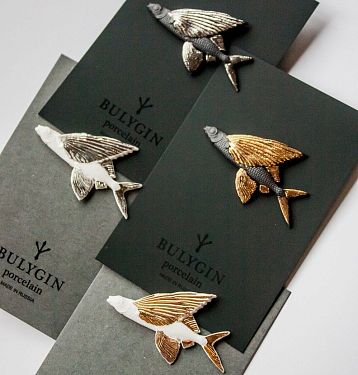 Брошь ручной работы Bulygin «Летучая рыба», фарфор, бело-золотистая, фото 4.