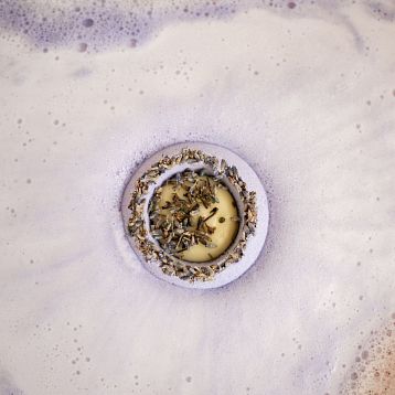 Бомбочка для ванны Вершина натуральности (Top Naturally) «Лаванда», пралине, фиолетовая, фото 1.