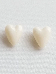 Серёжки-гвоздики Радость Рядом Сердечки, полимерная глина, белые