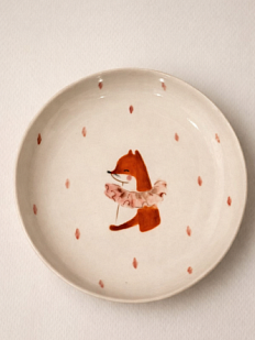 Тарелка ручной работы Ким керамика с бортиком Лисёнок в жабо с розовыми ромбиками, белая, фарфор, 16 см