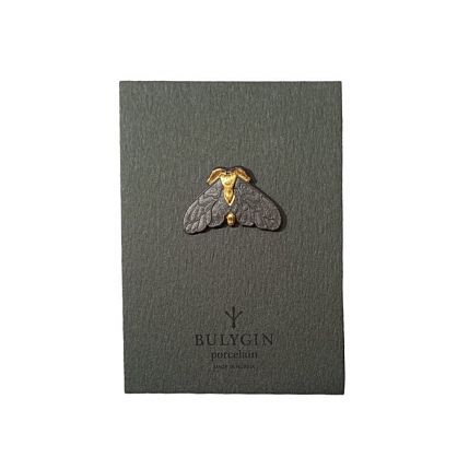 Брошь ручной работы Bulygin «Моль», фарфор, чёрно-золотистая, фото 2.