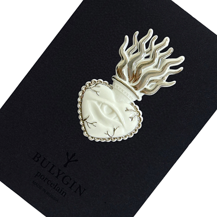 Брошь ручной работы Bulygin «Огненное сердце», фарфор, бело-серебристая, фото 1.