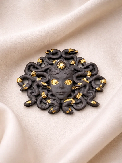 Брошь ручной работы Фарфор Булыгина «Медуза Горгона», черно-золотистая, фото 3.