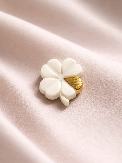 Брошь ручной работы Фарфор Булыгина «Клевер», бело-золотистая, фото 7.