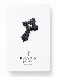 Брошь ручной работы Bulygin «Крест», фарфор, чёрно-серебристая