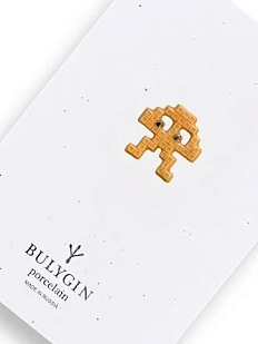 Брошь ручной работы Фарфор Булыгина «Захватчик» малая, оранжевая