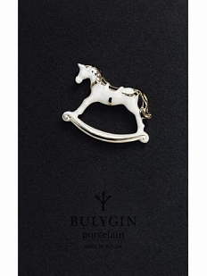 Брошь ручной работы Фарфор Булыгина «Лошадка», бело-серебристая