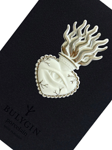 Брошь ручной работы Bulygin «Огненное сердце», фарфор, бело-серебристая