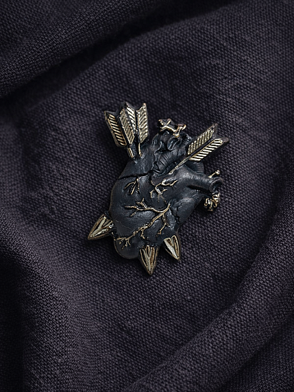 Брошь ручной работы Bulygin «Разбитое сердце», фарфор, чёрно-серебристая, фото 2.