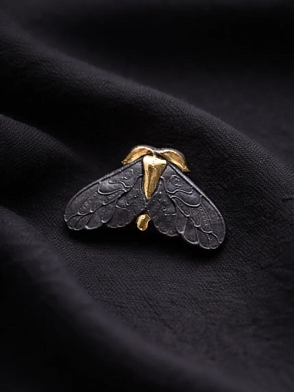 Брошь ручной работы Фарфор Булыгина «Моль», чёрно-золотистая, фото 4.