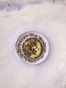 Бомбочка для ванны Вершина натуральности (Top Naturally) «Лаванда», пралине, фиолетовая