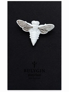 Брошь ручной работы Фарфор Булыгина «Пчела», бело-серебристая