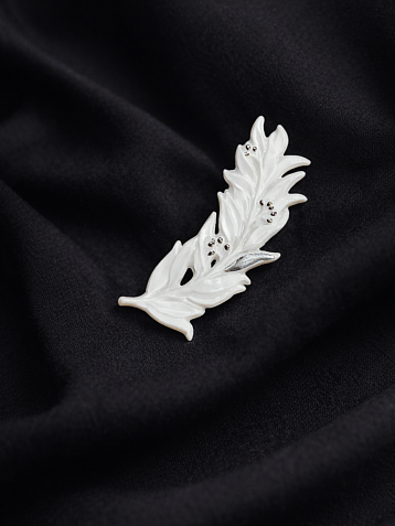 Брошь ручной работы Bulygin «Веточка оливы»,бело-серебристая, фарфор, фото 3.