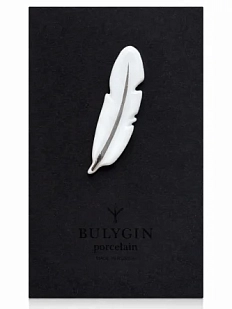 Брошь ручной работы Фарфор Булыгина «Перо», бело-золотистая