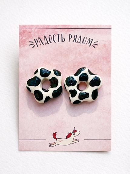 Серёжки-гвоздики Радость Рядом с принтом «Цветочки», полимерная глина, чёрно-белые, фото 2.