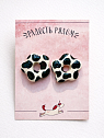 Серёжки-гвоздики Радость Рядом с принтом «Цветочки», полимерная глина, чёрно-белые, превью фото 2