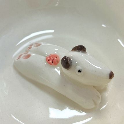 Тарелка ручной работы с фигуркой внутри Собачка, белая, керамика, 12,5 см, фото 6.