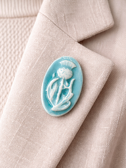 Брошь ручной работы Elizabeth Madar Чертополох, овальная, голубая, керамика, фото 2.