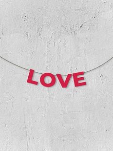 Гирлянда из красных букв «Love»