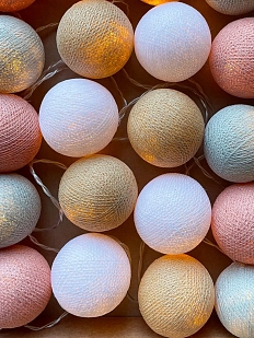 Гирлянда из нитяных шариков серо-розово-белая