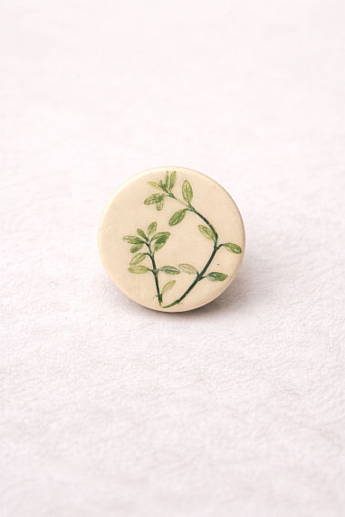 Брошь ручной работы Elizabeth Madar Оттиск трав с зеленью, керамика, фото 1.