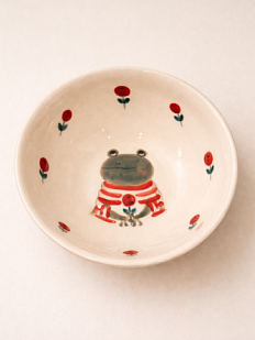 Тарелка глубокая ручной работы Ким керамика Лягушка в полосатом свитере с клюквой, белая, фарфор, 12 см