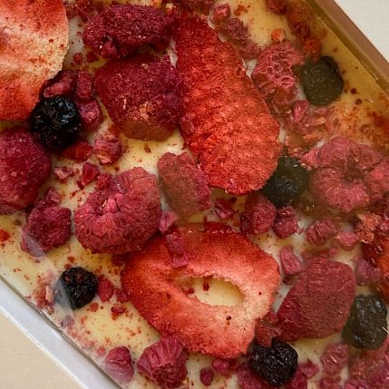 Шоколад белый с клубникой, малиной и черникой, фото 2.
