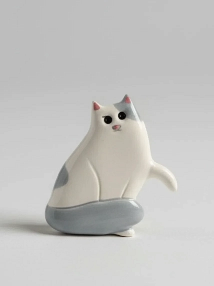 Брошь ручной работы Екатерина Юдо «Кот с лапкой», бело-серый, керамика, фото 1.