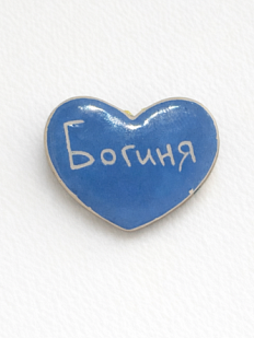 Брошь ручной работы сердечко «Богиня», голубая, керамика