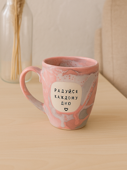 Кружка ручной работы NF ceramics «Радуйся каждому дню», розовая, керамика, 400 мл, фото 2.