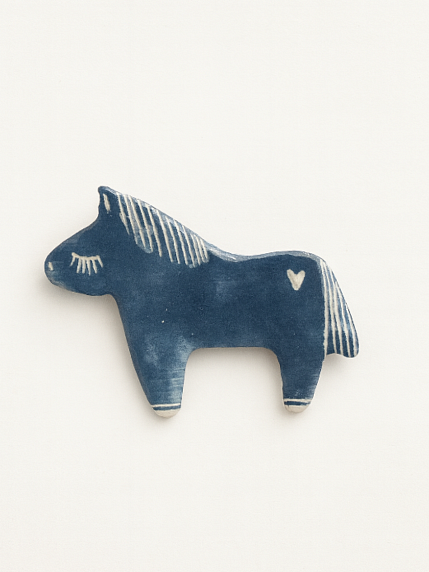Брошь ручной работы Лошадка с сердечком, синяя, керамика, фото 1.