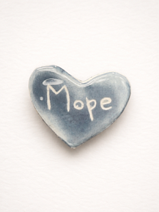 Брошь ручной работы сердечко «Море», серая, керамика
